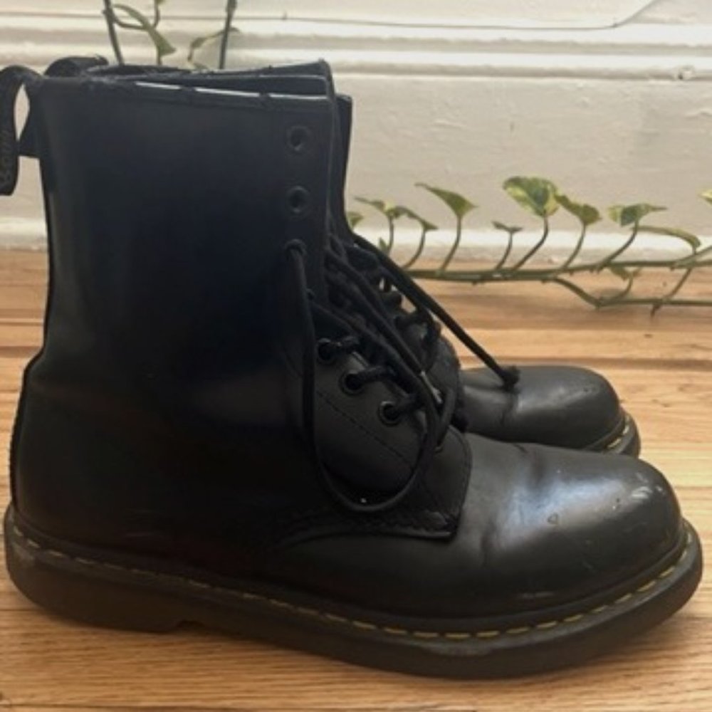 SIZE 41 Dr Martens 1460 SMOOTH LEATHER LACE UP BOOTS